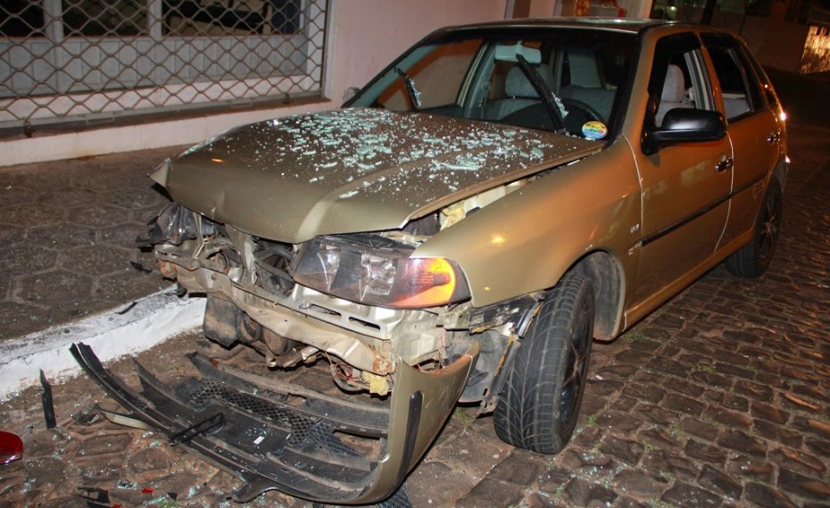 Motorista embriagado bate em três veículos em Santiago