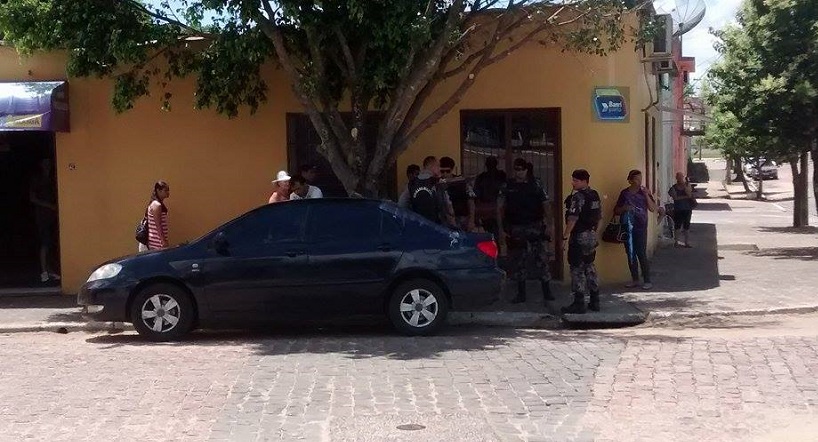 Polícia faz revista em carro no centro de Formigueiro