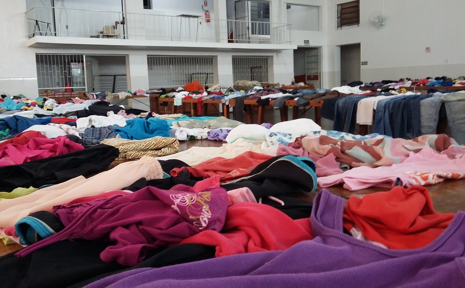Ação Social realiza última feira de roupas usadas do ano