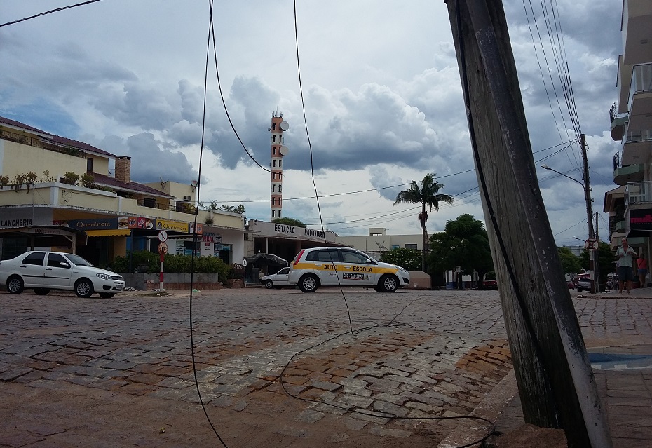 Caminhão rompe cabos no centro de São Sepé