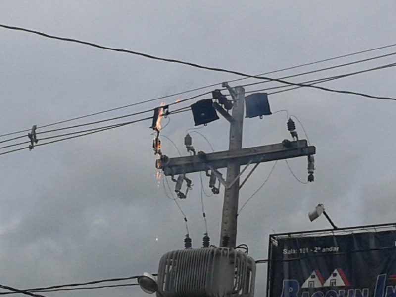 Cabos de energia pegam fogo no centro de São Sepé