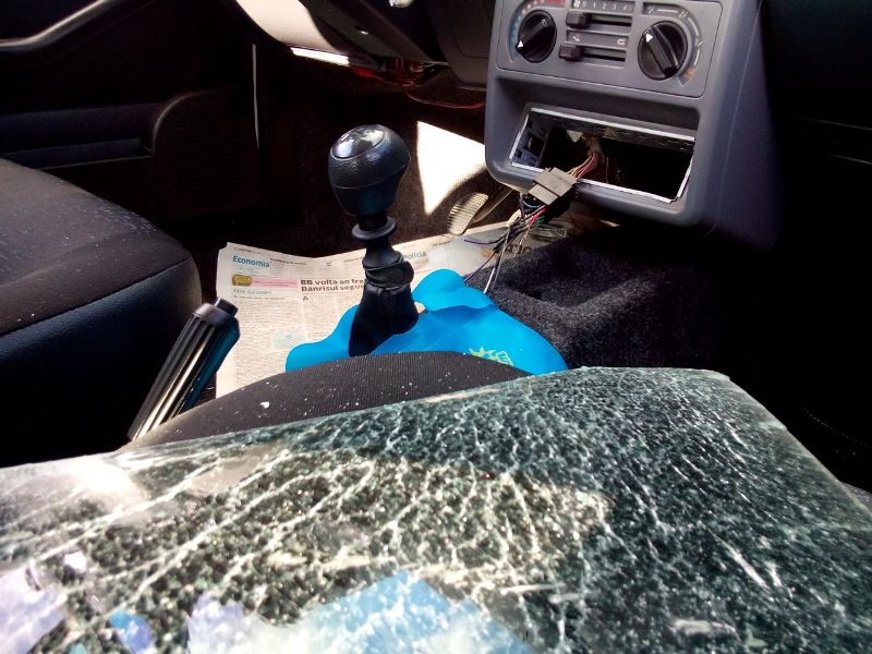 Homem quebra vidro de carro e furta som automotivo
