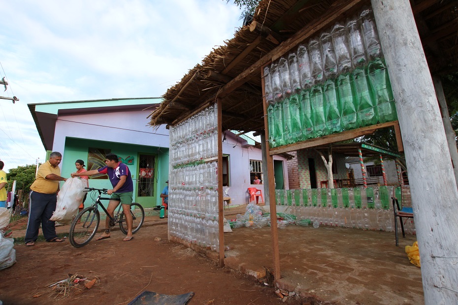 Moradores constroem casa com garrafas pet em bairro de São Sepé