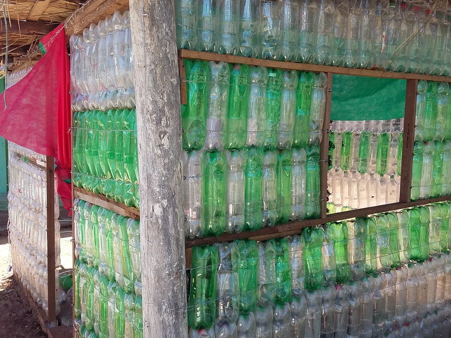 Moradores concluem construção de casa com garrafas pet