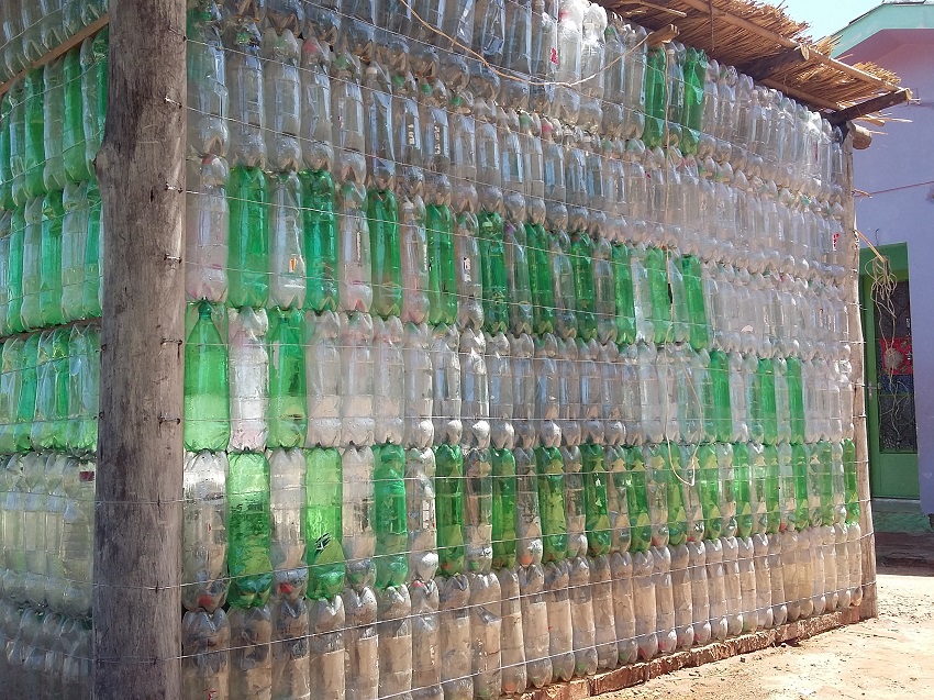Moradores concluem construção de casa com garrafas pet - Jornal O Sepeense