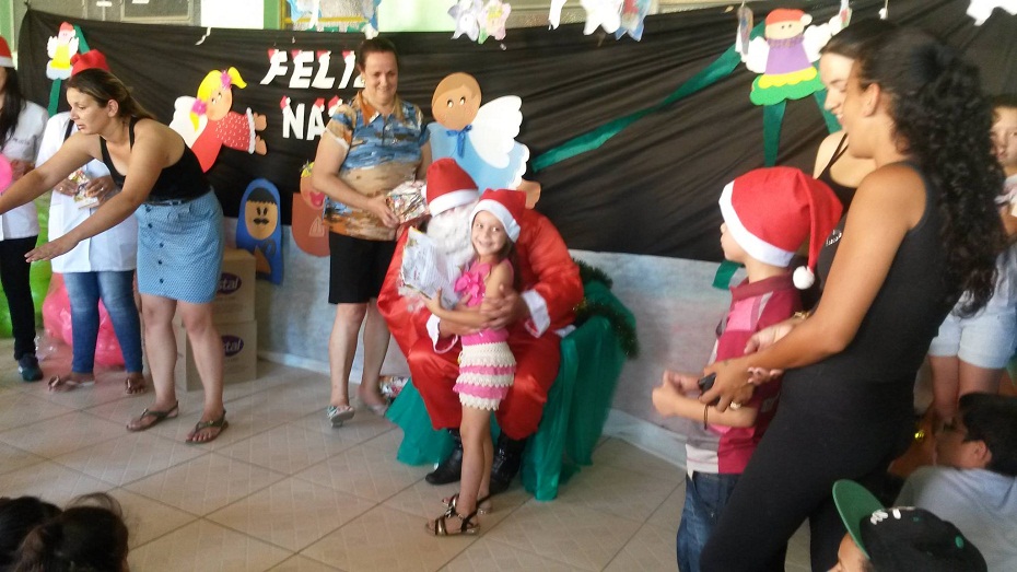 Crianças recebem presentes do Papai Noel no Bairro Pontes