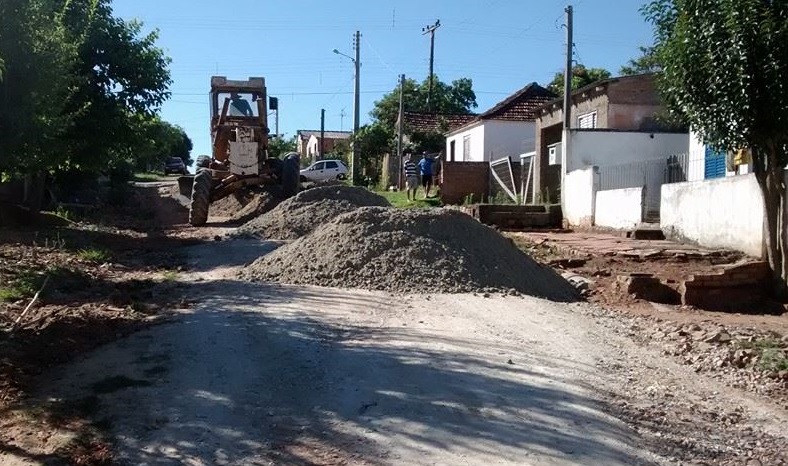 Ruas do Bairro Pontes recebem reparos da Secretaria de Obras