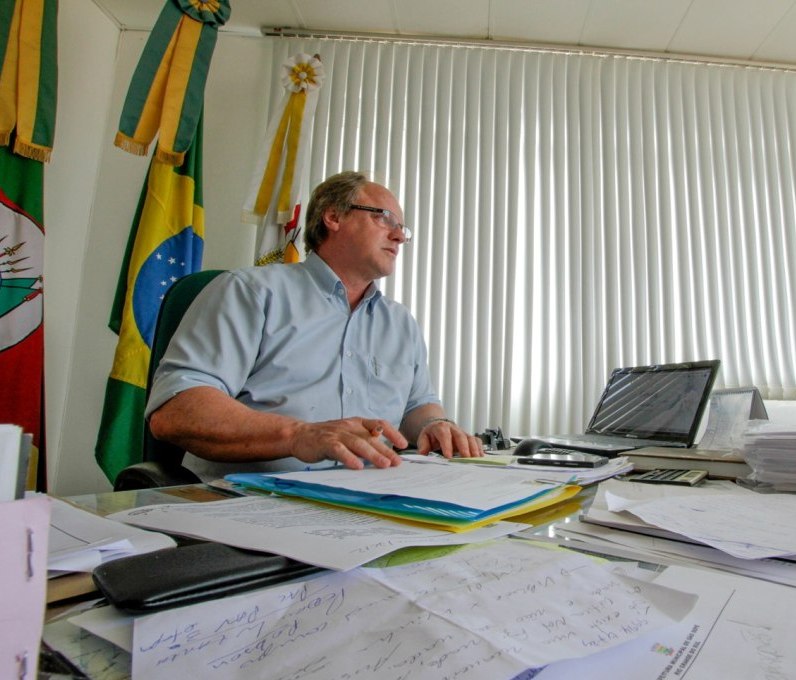 Nova diretoria da AM centro é empossada e prefeito Léo assume vice-presidência