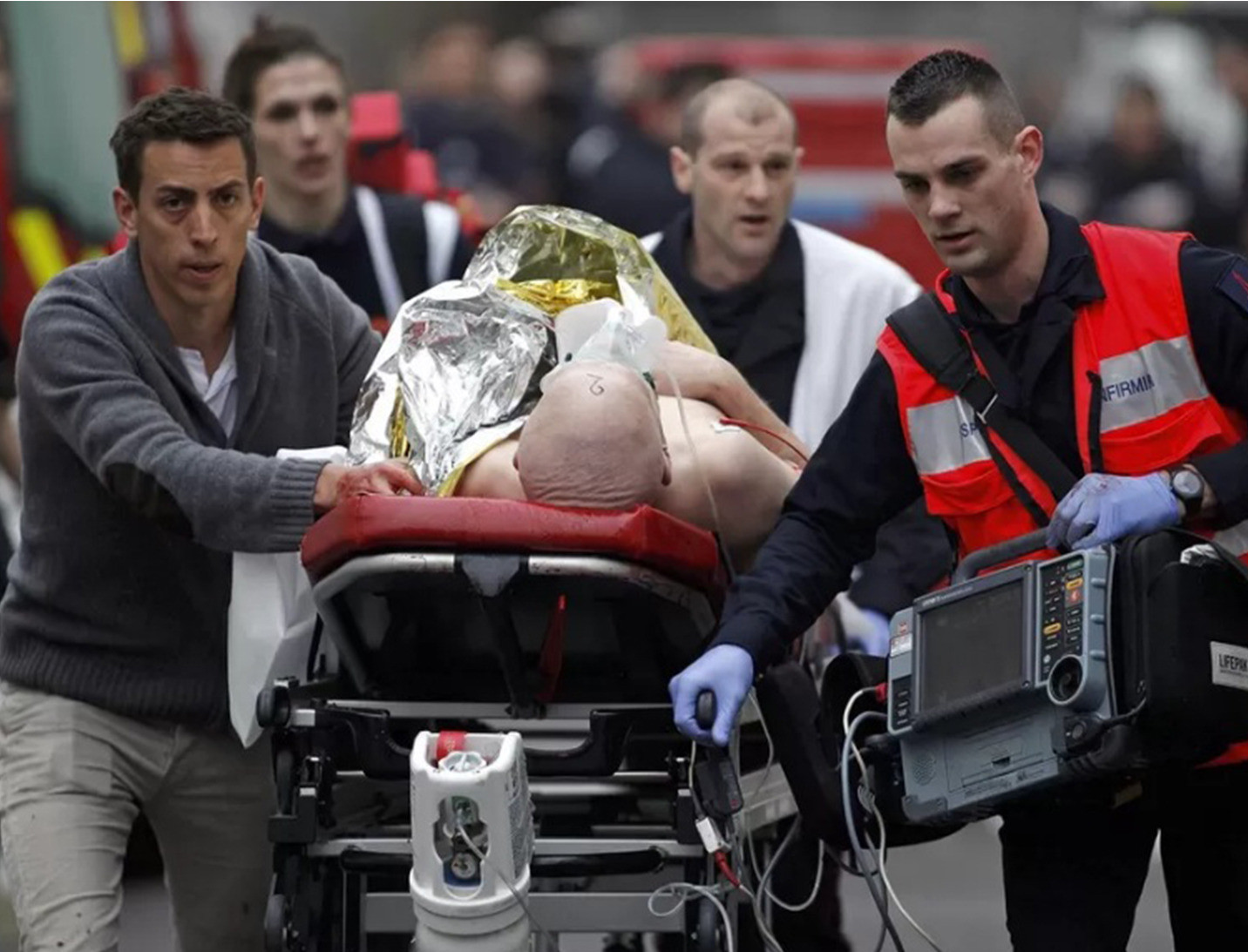 Na França, grupo terrorista invade redação de revista e mata pelo menos 12 pessoas