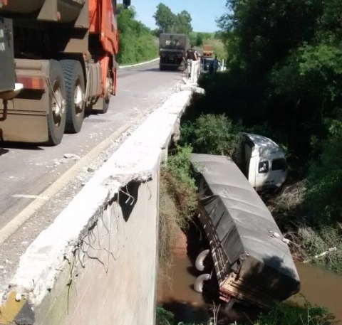 Caminhão que caiu de ponte na BR 392 foi removido neste domingo
