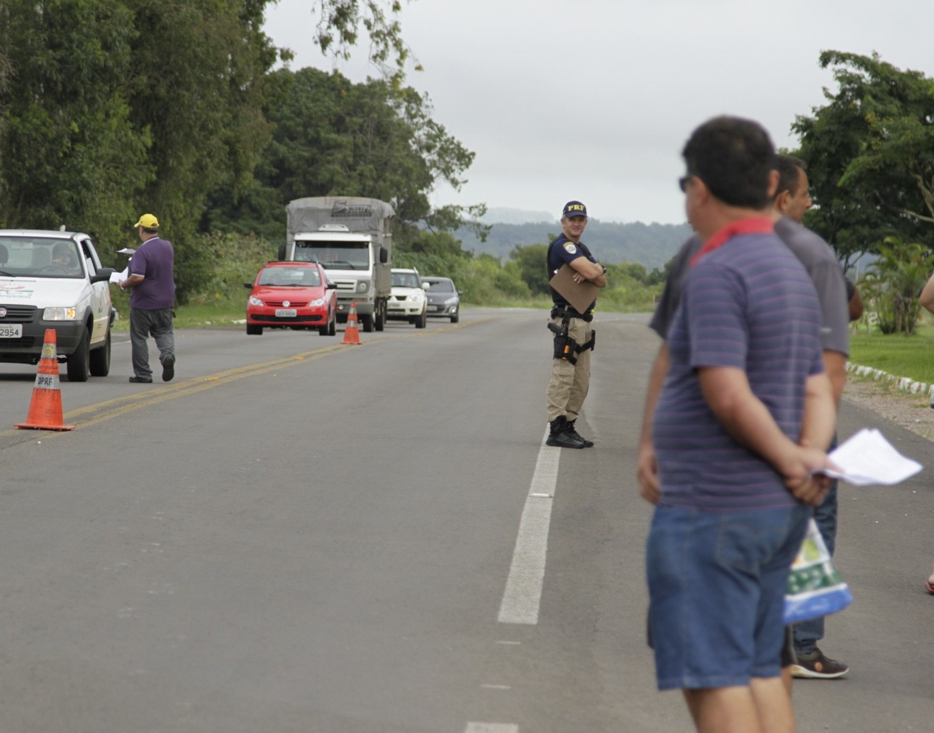 Manifestantes bloqueiam BR-392, em São Sepé; veículos leves tem trânsito livre