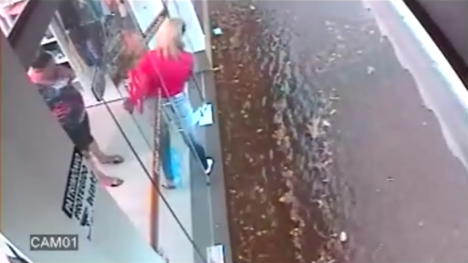 Vídeo: câmeras flagram momento em que água invade loja no centro de São Sepé