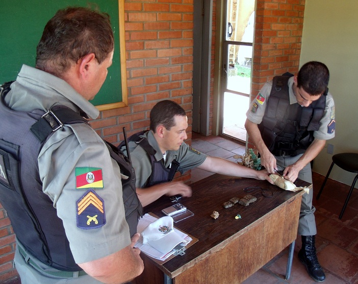 Brigada Militar apreende drogas e celulares que seriam jogados no presídio de São Sepé