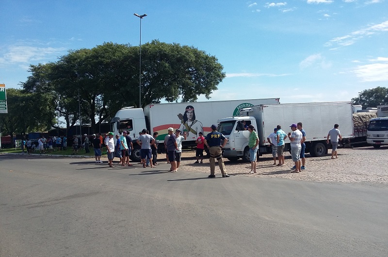 Caminhoneiros e produtores de São Sepé seguem mobilizados no terceiro dia de protesto