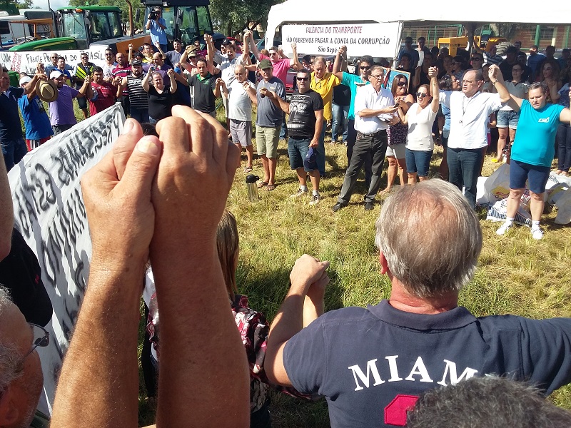 Comerciantes e professores protestaram com caminhoneiros na BR 392