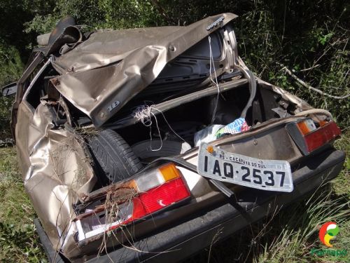 Carro capota após motorista perder controle do veículo em Caçapava do Sul