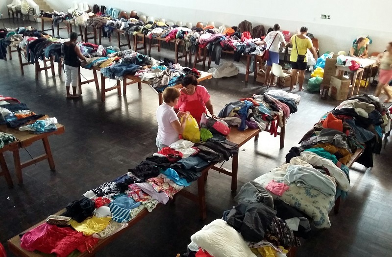 Feira de roupas usadas comercializou cerca de mil peças