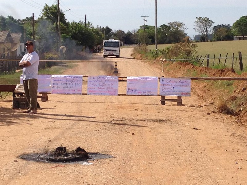 Moradores de Formigueiro fazem protesto e interrompem trânsito de veículos