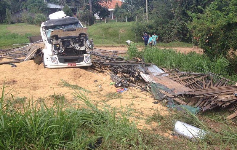 caminhao tomba agudo