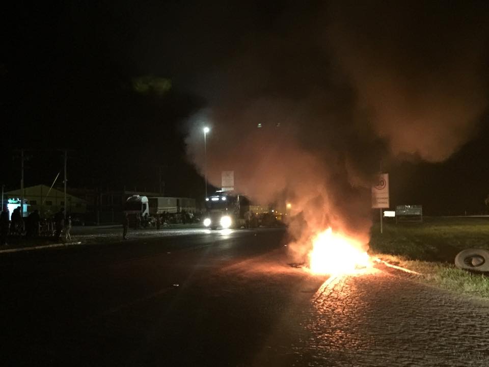 Pneus são queimados às margens da BR 392 em São Sepé