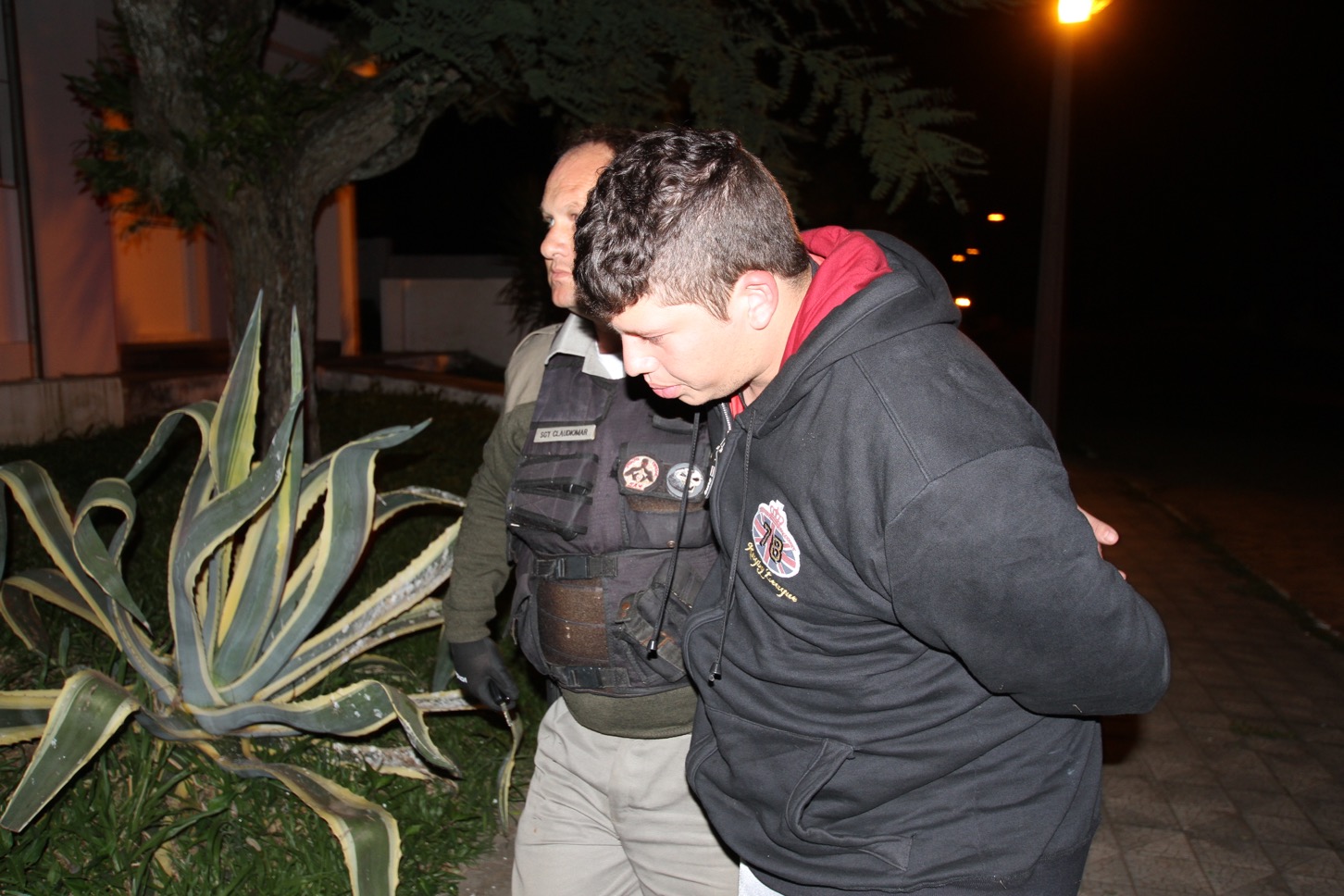 Suspeitos de furto a propriedade são detidos: um foge e outro é preso pela BM