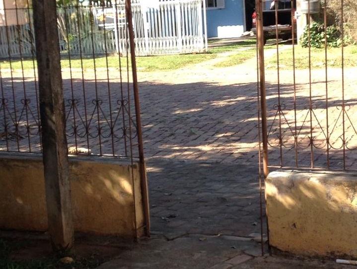 Ladrões furtam portões em duas residências do bairro Kurtz