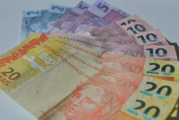 Governo propõe salário mínimo de R$ 854,00 em 2016