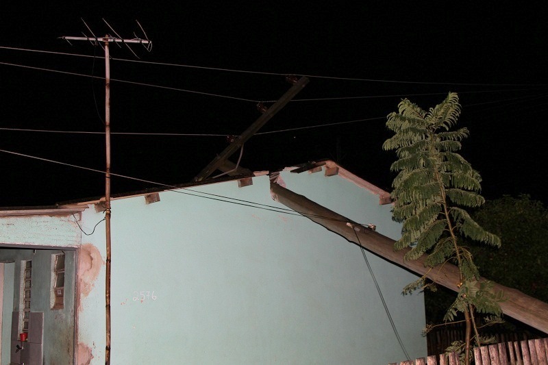 Perigo: quatro postes caem sobre residências no Bairro Lôndero
