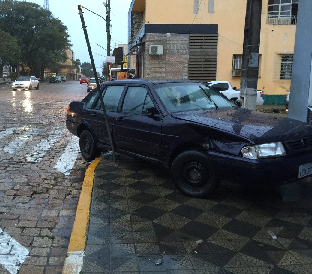 Condutora bate o carro duas vezes em menos de 100 metros no centro de São Sepé