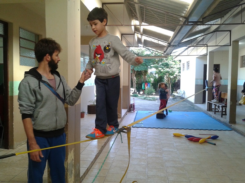 Escola de Formigueiro recebe oficinas de iniciação ao circo