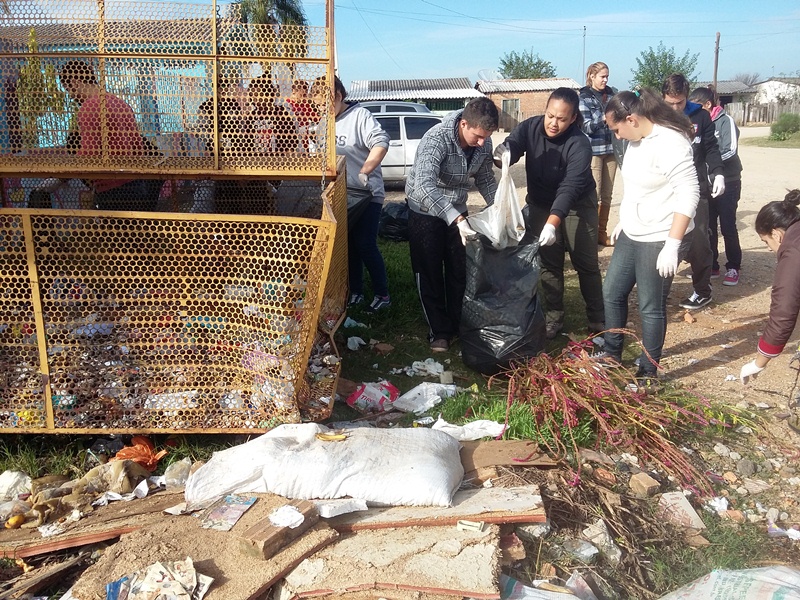 Alunos do Jovem Aprendiz Rural recolhem lixo e conscientizam moradores em São Sepé