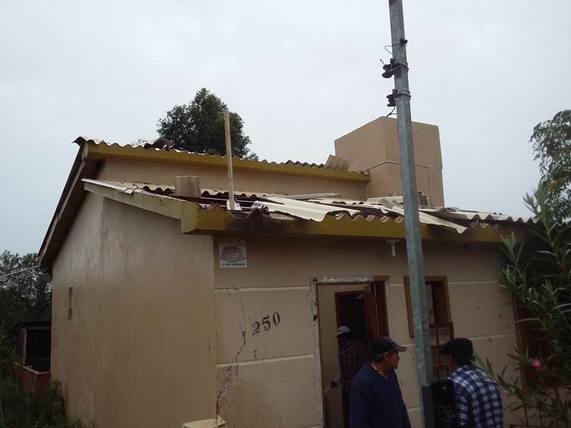 Raio provoca destruição em residência no bairro Pontes