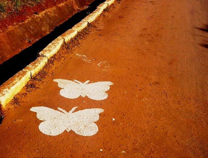 Homenagem: duas borboletas amanheceram no local onde jovens perderam a vida