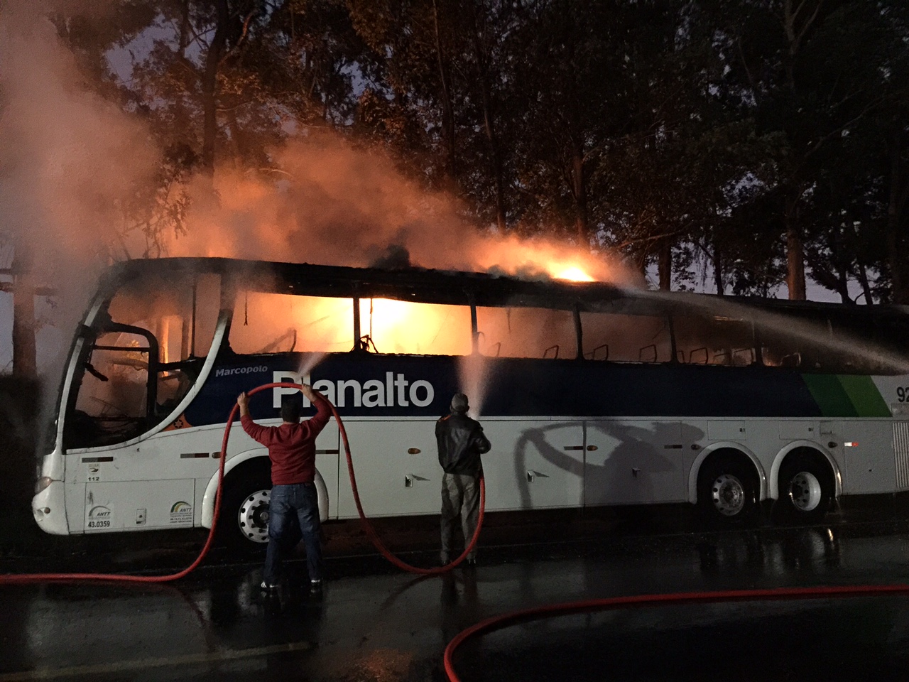 Ônibus da Planalto pega fogo na BR 392; mais de 30 pessoas estavam no veículo