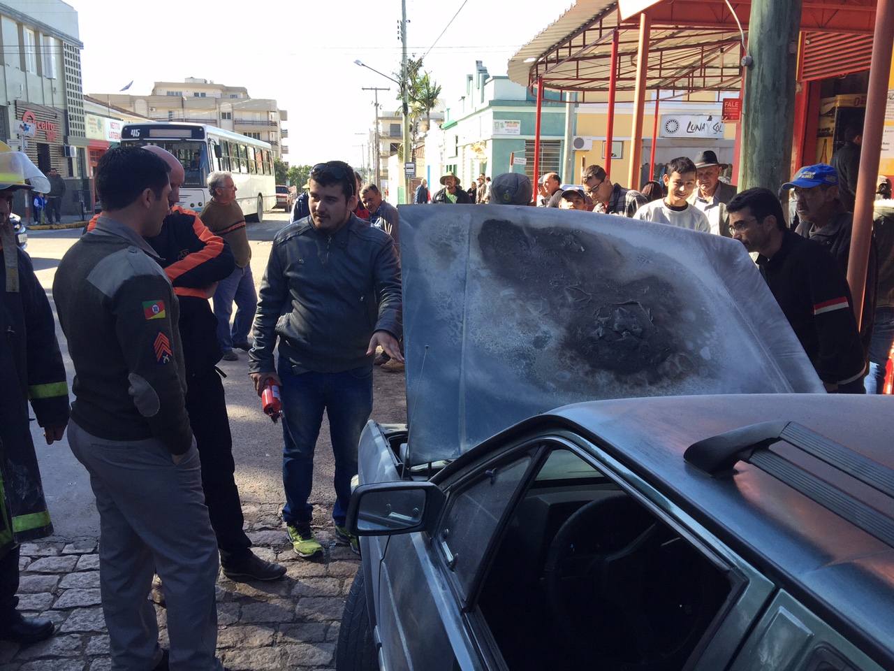 Populares ajudam motorista a conter fogo em carro no centro da cidade