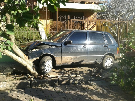 Motorista passa mal e carro atinge árvores no centro de Caçapava do Sul