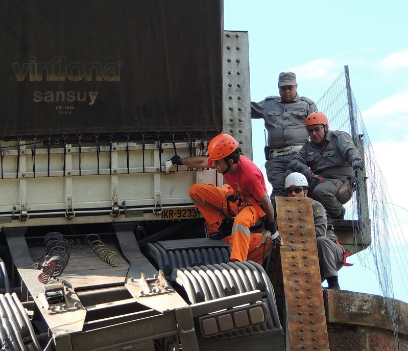 Veículos são removidos de ponte que cedeu em Jaguari
