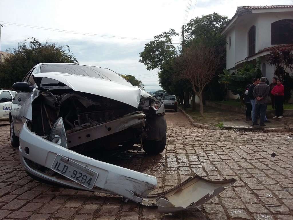 Colisão entre dois carros no centro de São Sepé deixa uma pessoa com ferimentos leves