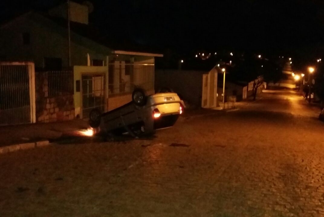 Carro capota na Rua Riachuelo e motorista sai ileso