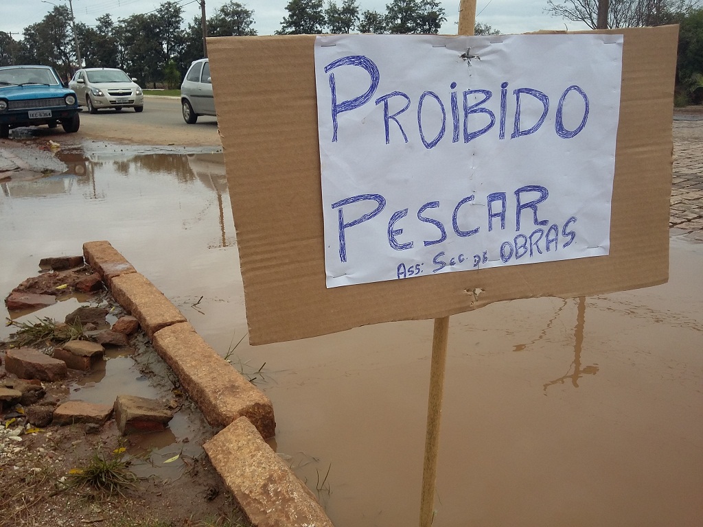 Protesto inusitado pede solução para problema na entrada de São Sepé