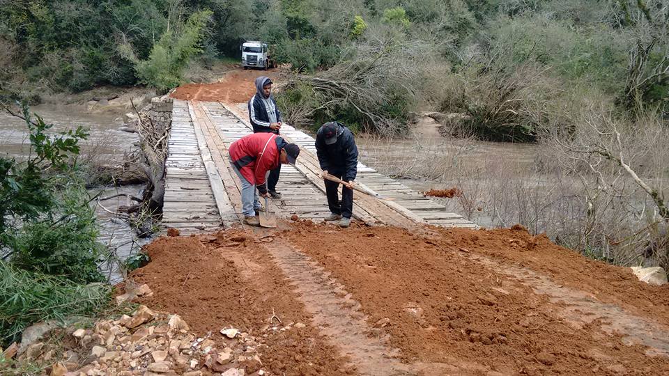 Prefeitura recupera cabeceiras de pontes no interior de São Sepé