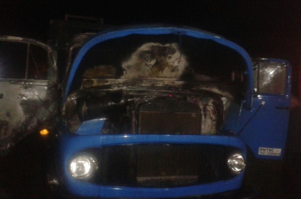 Caminhão que estava estacionado em pátio é incendiado em São Sepé
