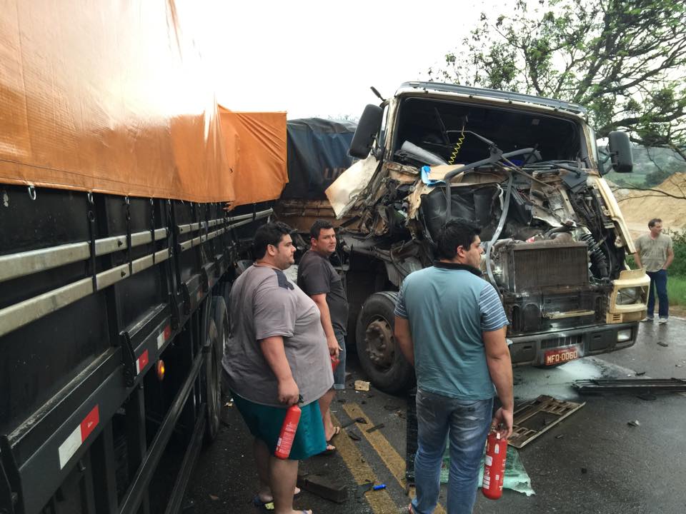 Colisão entre três caminhões deixa um ferido na BR-392, em São Sepé