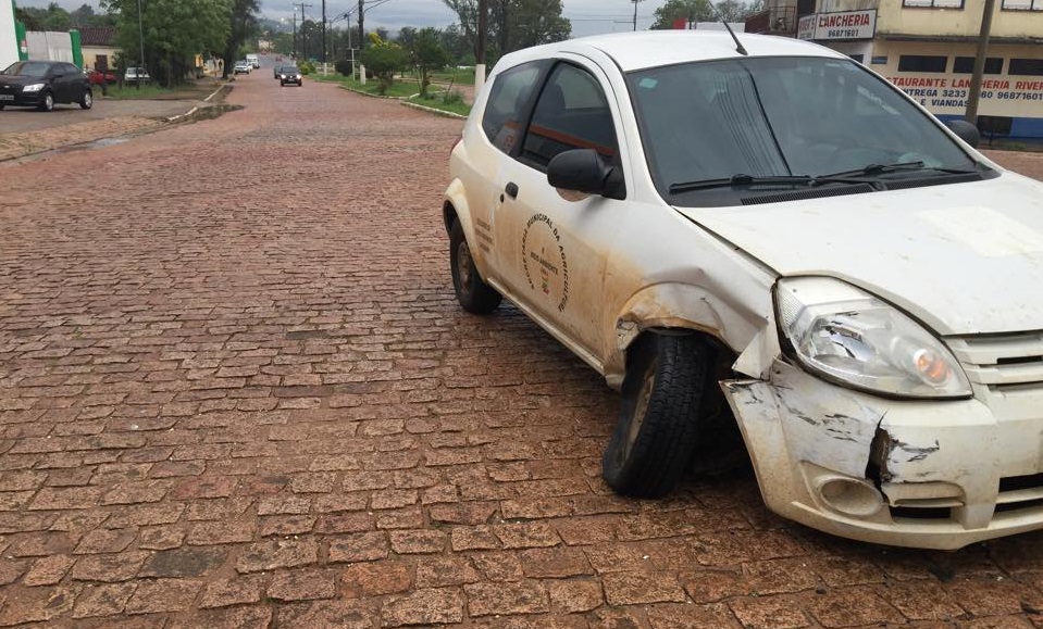 Veículo da Prefeitura de São Sepé envolve-se em acidente na entrada da cidade