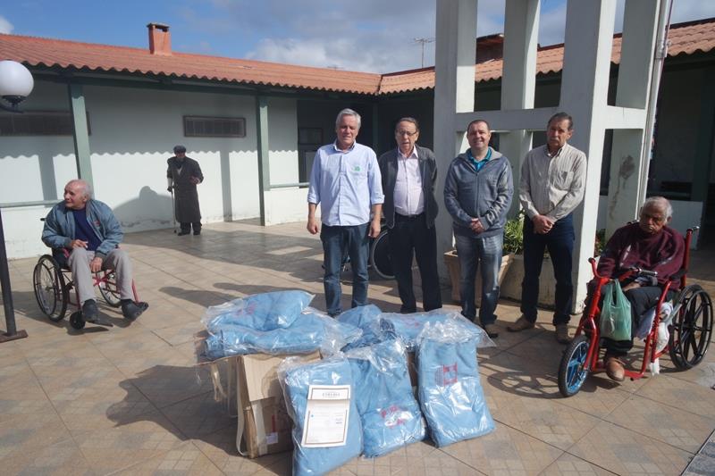 Empresários doam 20 cobertores ao Lar do Idoso de São Sepé