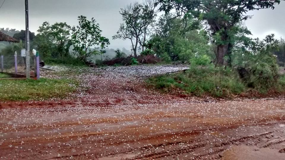 Chuva de granizo atinge Formigueiro; veja vídeos