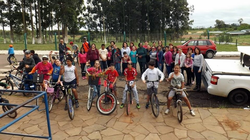Escola CIEP celebra aniversário com passeio ciclístico