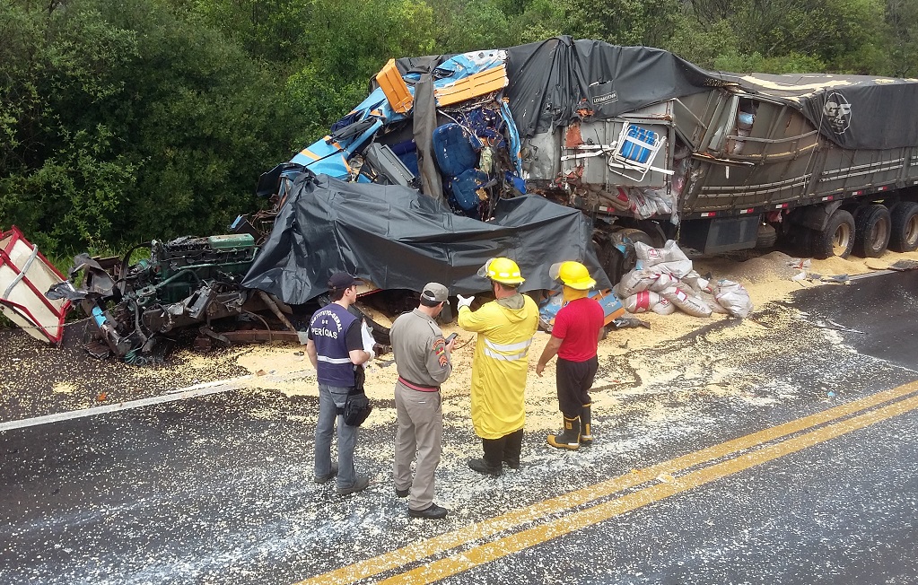 acidente br 392 caminhoes (1)
