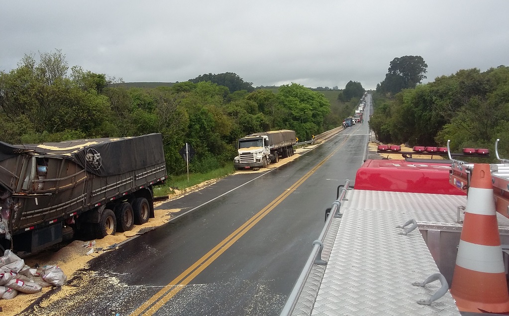 acidente br 392 caminhoes (3)