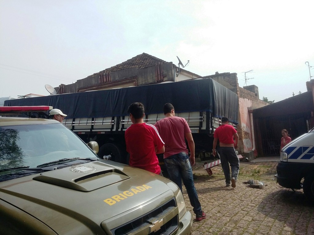 acidente ambulancia e caminhao hospital (2)